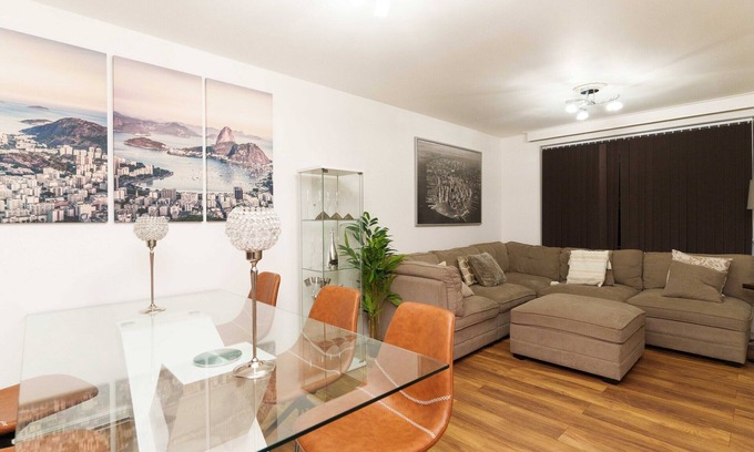 Chapeltown House | Newly renovated 6 bedroom house Sleeps 10 in Leeds