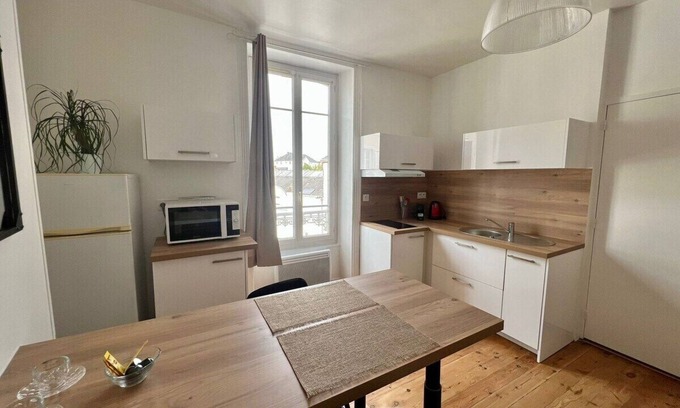 Laval Apartment | Newly renovated apartment in downtown Laval