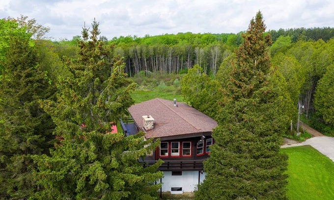 Grey Highlands House | Newly Renovated Bavarian Style Chalet