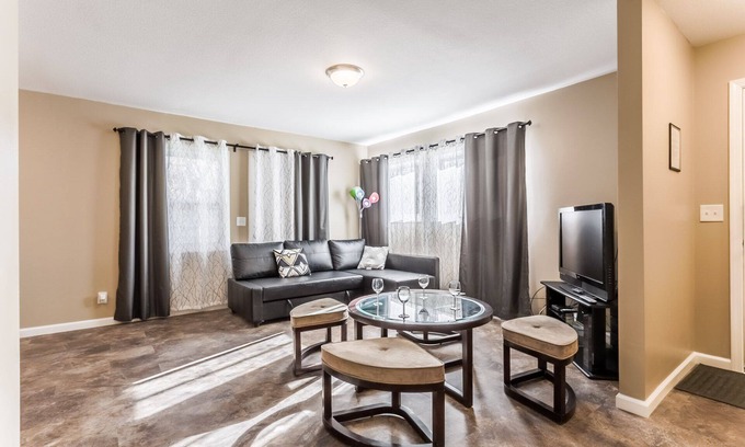 Overland Park House | Newly renovated duplex for up to 8 people - adjoining unit #1