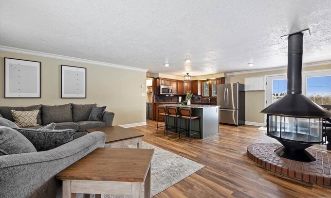 Burley House | Newly Renovated, Modern Sleeps 21, Newly added AC/Heating units in each bedroom.