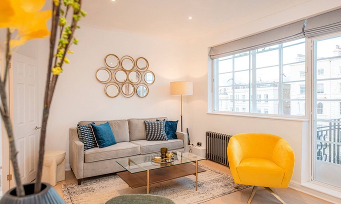 Holland Park Apartment | Newly Renovated Notting Hill Luxury Spacious Top Floor One Bedroom Flat