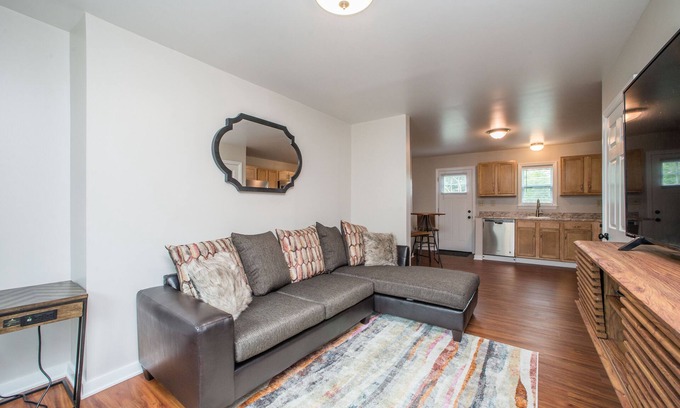 Carnegie House | ⭐️Newly Renovated Perfect 4 Business and Leisure $5 Express to Steeler Game