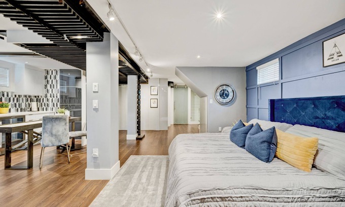 Rathwood House | Newly renovated Stylish apartment close to Airport!