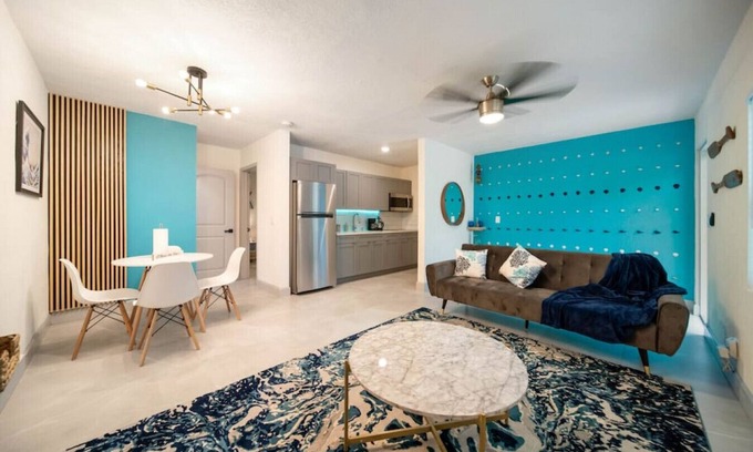 Victoria Park Apartment | Newly Renovated Coastal 1-Bedroom Near the Beach in Las Olas