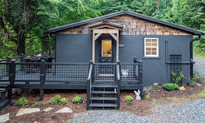 West Jefferson Cottage | Newly renovated cottage, 5 min walk to town, dogs OK, fire pit, hot tub, wi-fi