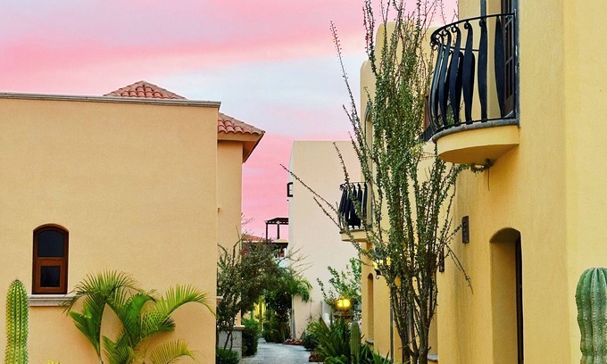 Nopolo House | Newly Updated Villa Oceanview in Coveted Founders pets too