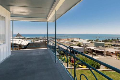 New Plymouth House | Ngamotu Vista - 5BR home with harbour views