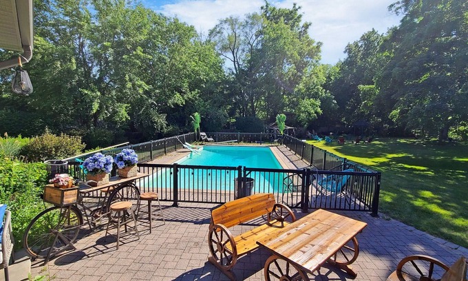 Niagara Falls Ski Chalet | Niagara Chalet with pool (Strictly NO PARTY)