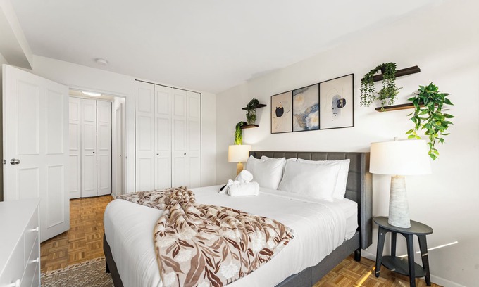 North Brookline Apartment | Nice 2bd/1.5ba Next to BU 4398
