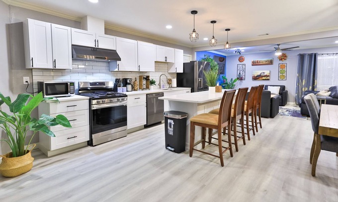 Central Arlington House | Nice 3bd/1ba Triplex 1mi to ATT stadium