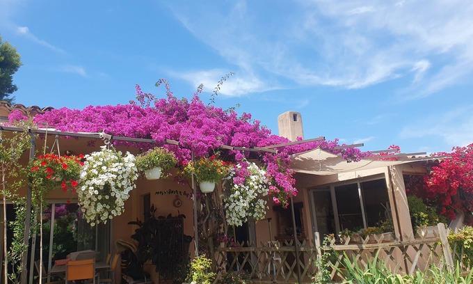 Fabron Villa | Nice and its Promenade des Anglais just 5 minutes away.