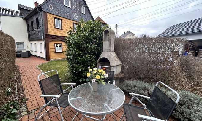Grossschoenau Apartment | Nice apartment for 3 guests with WIFI, TV, patio and pets allowed