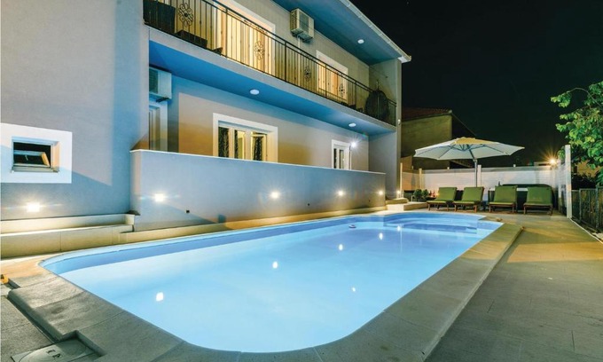 Trogir Apartment | Nice Apartment In Trogir With 4 Bedrooms, Jacuzzi And Wifi