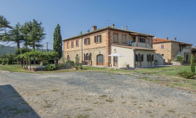 Pomarance Villa | Nice apartment in villa for 12 guests with A/C, WIFI, TV, patio and pets allowed