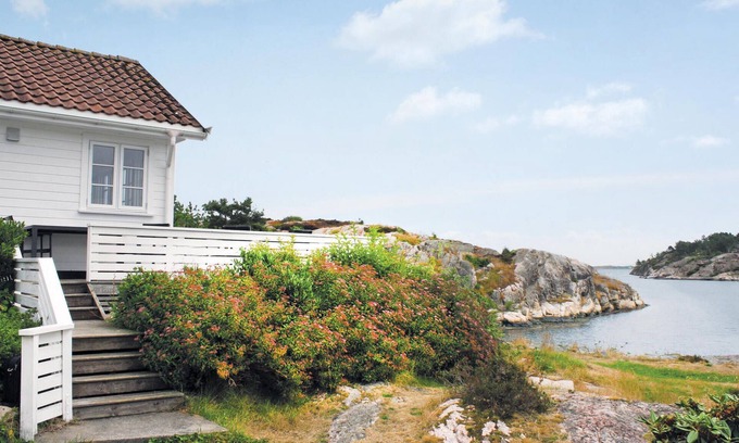 Flekkerøy House | Nice home in Flekkerøy with kitchen