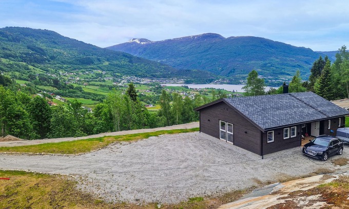 Luster House | Nice home in Hafslo with WiFi