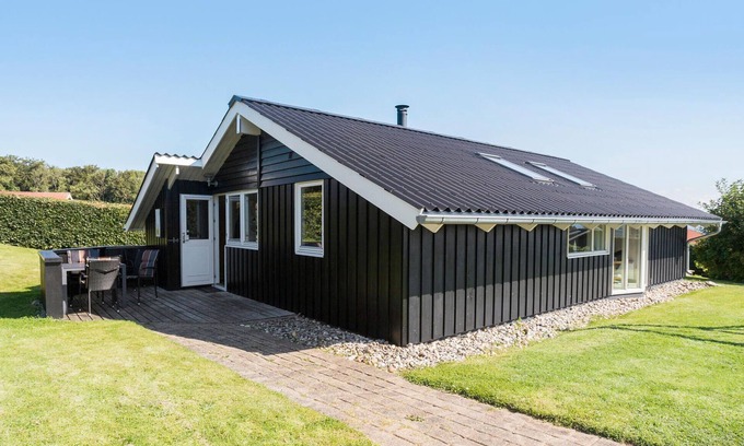 Grønninghoved Strand House | Nice home in Sjølund with sauna
