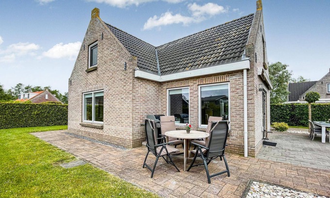 Tzummarum House | Nice home in Tzummarum with WiFi