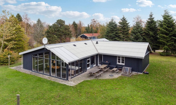 Bøtø By House | Nice home in Væggerløse with sauna