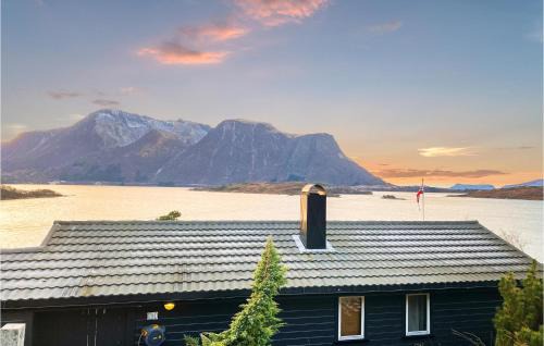 Midsund Municipality House | Nice Home In Vatne With Jacuzzi