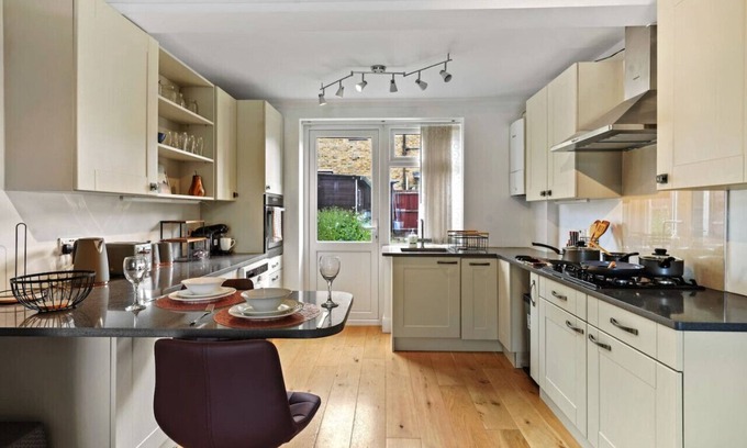Ravensbury House | Nice House with Free Parking Close to Morden & Sutton