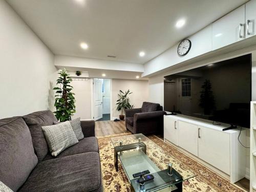 Ajax Villa | Nice Room In Renovated Basement