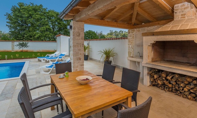 Zbandaj Cabin | Nicely furnished villa with private pool, BBQ and fenced garden