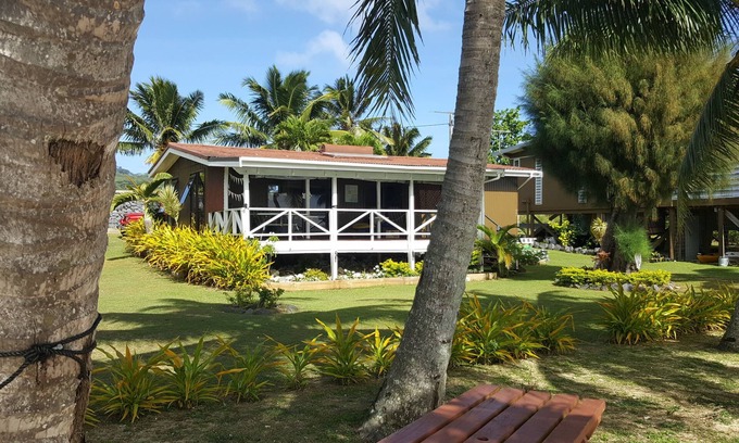 Nikao Tapere House | NIKAO COTTAGES UNIT 5 : Positioned directly on the beach with amazing sea views.