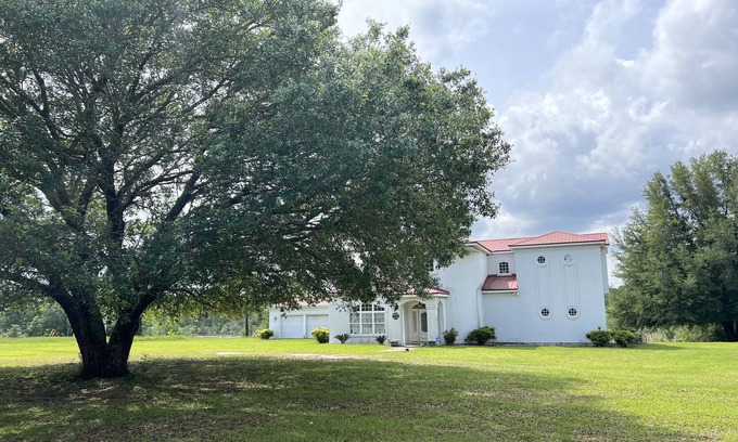 Bonifay House | Nina’s Home Place is a touch of class.