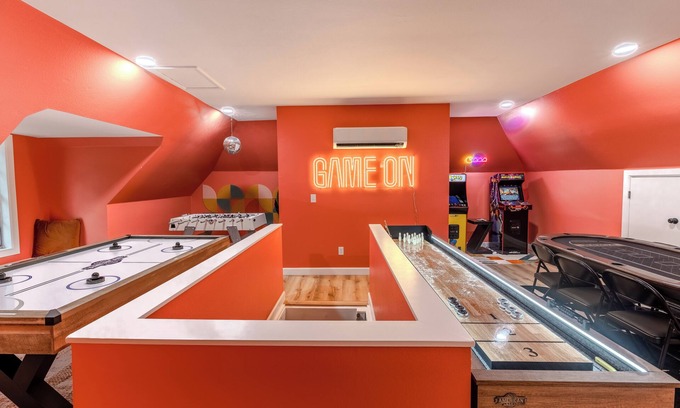 Siloam Springs House | Nine Oaks Charming Retreat - Arcade Game Room - Hot Tub - Sleeps 10