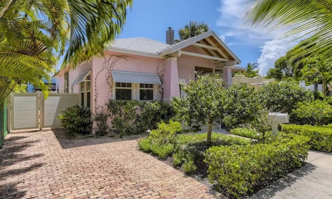 Flamingo Parks House | Nini’s Cottage - Family-Friendly Pool Days & Cabana Nights Await