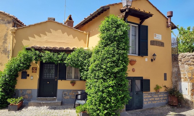 Tuscania House | Nives Holiday House, home in the ancient castle walls in the historic center.