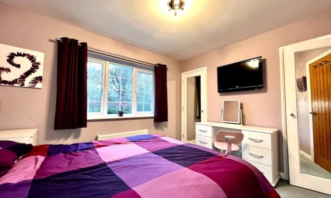 Epsom House | No.10 in Epsom (5 bed house) close to common & Horton Park