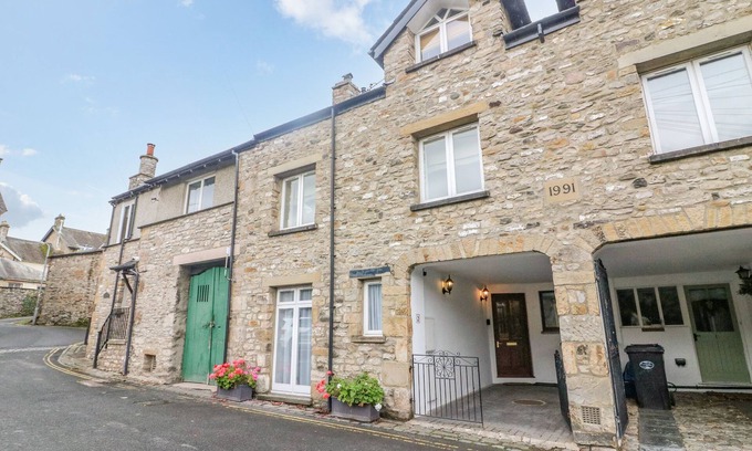 Kirkby Lonsdale House | NO. 2 THE MEWS, pet friendly in Kirkby Lonsdale