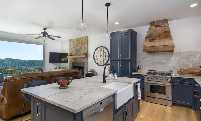 Old Fort Cabin | No cleaning fee near Asheville Luxury 4 bedroom Mountain View Home with hot tub