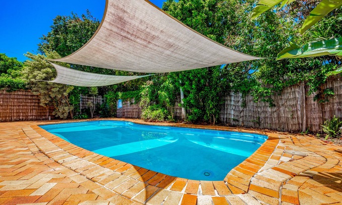 Noosa Heads House | 'No-Steps Noosa' - Home Away From Home 🏠