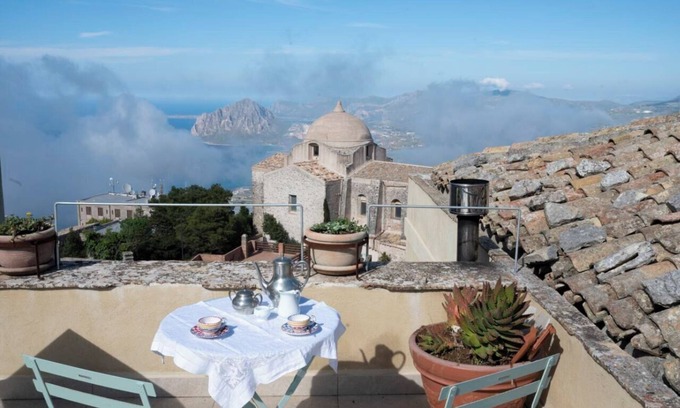 Erice Bed & Breakfast | Noble palace with a sky view in the mountains, near the historic center of Erice