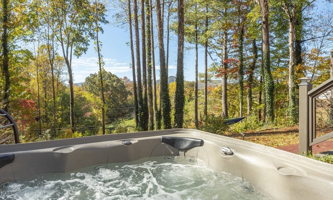 Old Fort House | Nomad Retreat | Pet-Friendly, Hot Tub & Mountain View