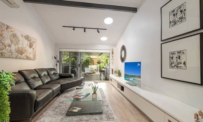 Noosaville House | Noosa Riverside Haven - Easy walk to River, Beach & Hastings Street.