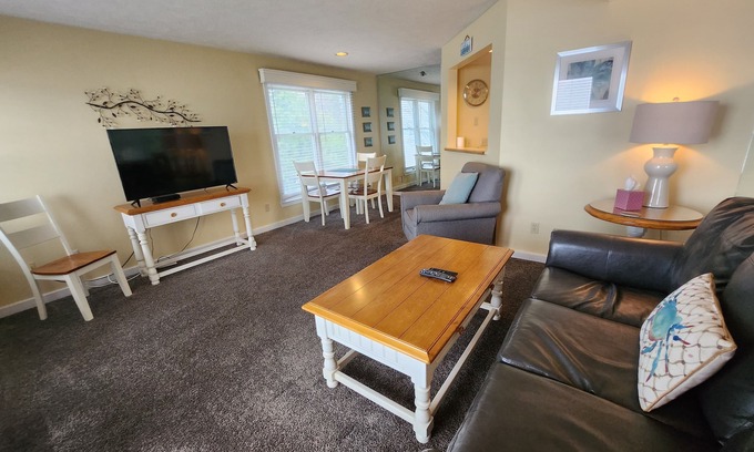 Traverse City Condo | North Shore Inn Traverse City - Unit 209