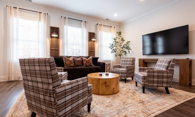 Prospect House | Norton, Bourbon Trail, Shops, Golf, Pets, Downtown Local Dining, Fully Loaded