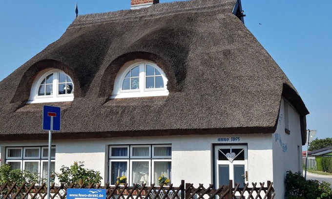 Spandowerhagen House | Nostalgia in a romantic holiday home with a thatched roof and fireplace in front of the island of Usedom