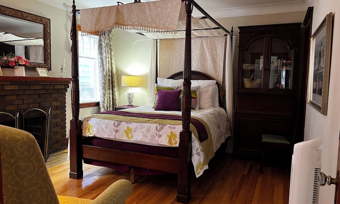 North End Apartment | Nostalgic 1930's Oasis Boutique Style - Downtown