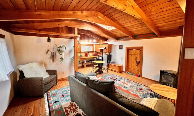 Squamish Cabin | Nostalgic Downtown Boatbuilder's Cabin - Licensed