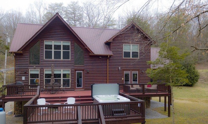Blairsville Cabin | Nottely and Nice is a Beautiful Cabin on the Nottely River in Blairsville.