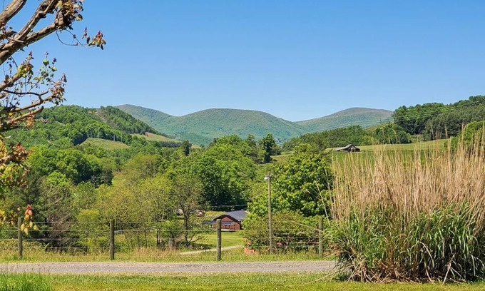 West Jefferson Cottage | NOW BOOKING MOUNTAIN TIME - Home Minutes From Downtown West Jefferson, F/P