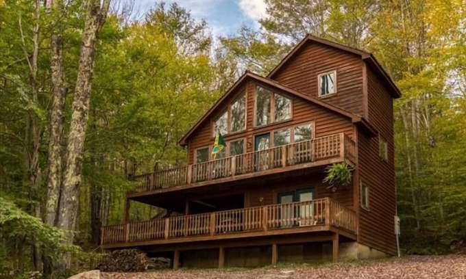 Davis House | NP17-Romantic Getaway! Close to towns! Hot tub!