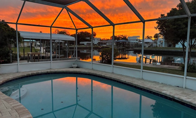 Crystal Shores House | nRemodeled and Ready for Guests. Amazing Central Location! Pool-Dock-Kayaks-Pets