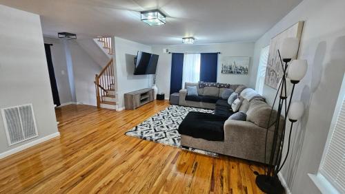 Forest Hill House | NYC & Downtown Newark Commuter Dream Stay